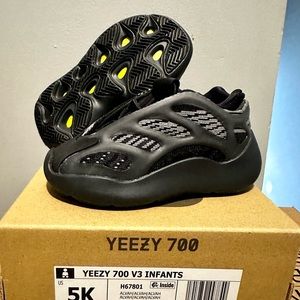 Yeezy 700 V3